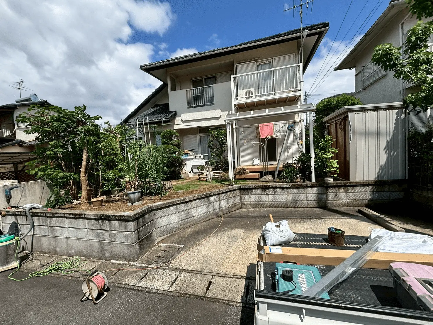 目隠しフェンスを設置している施工中の様子