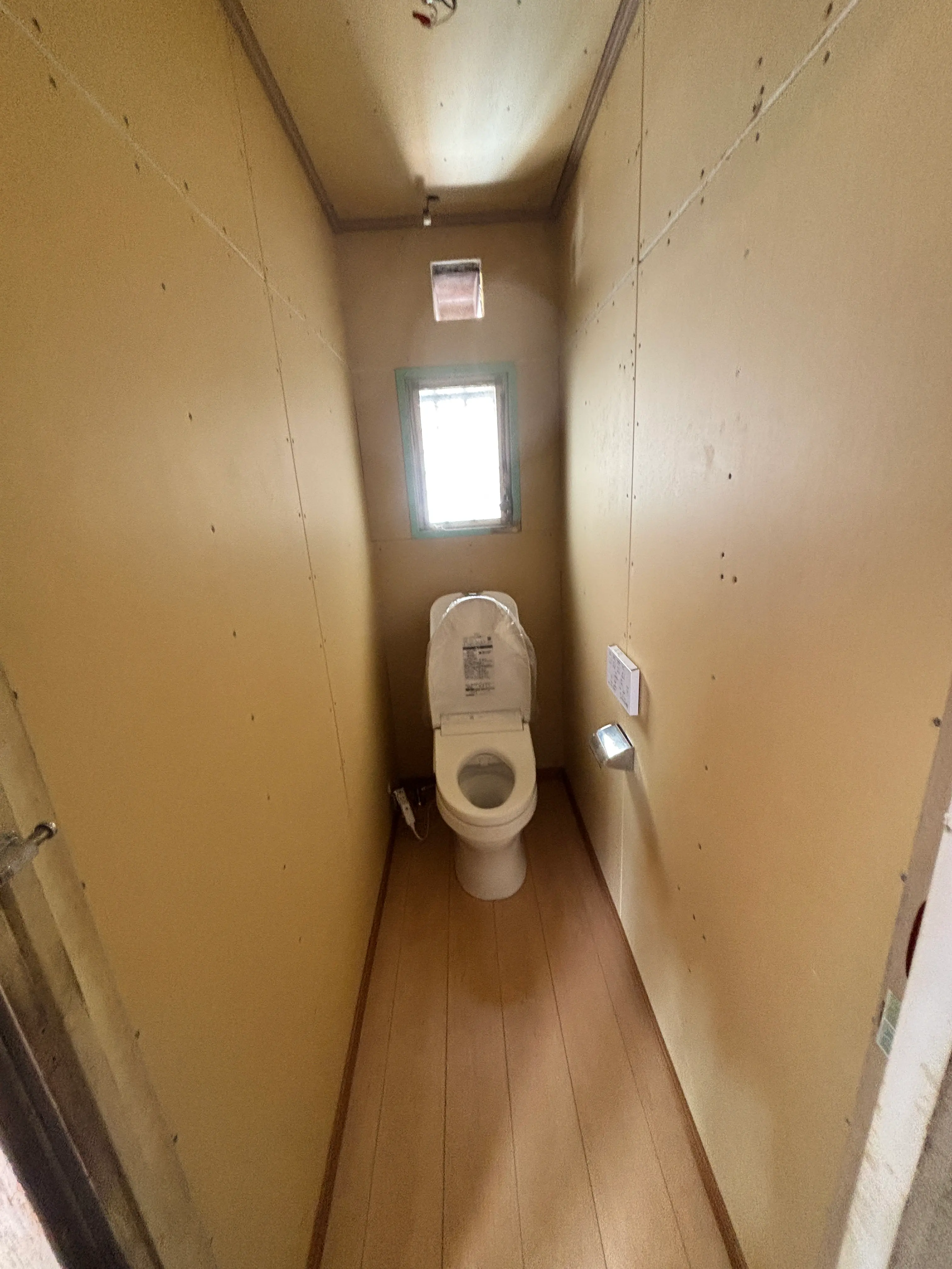 洋式トイレへ改修している施工中の様子